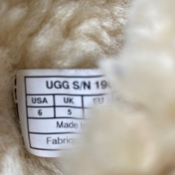 Ugg Bailey Button Triple Boot - Picture 10 of 10